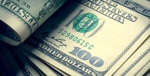 dólar fecha em queda