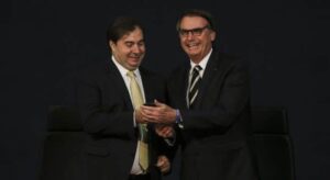 Deputado afirma que Maia pedirá impeachment de Bolsonaro na Câmara