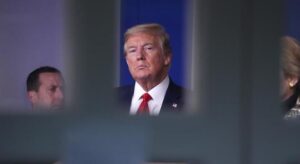 Nos EUA, Trump sugere que injeção de desinfetante possa curar contra coronavírus