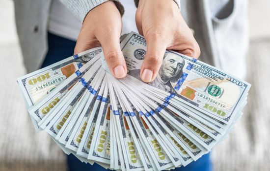 Dólar opera em queda