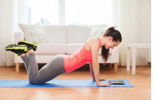 Praticar pilates em casa com app.