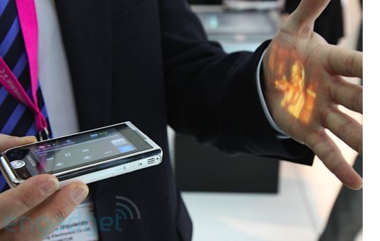 Projetar imagens com celular.